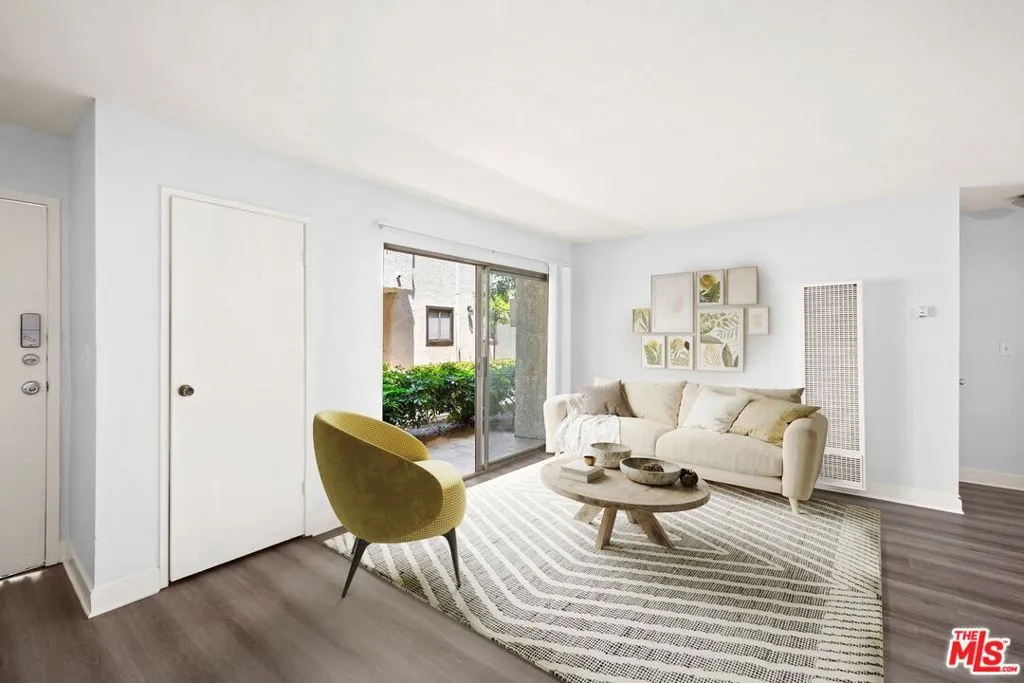 18530 Hatteras Street 115, Tarzana, California 91356 home-pic-2